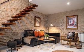Unika Homes Hombre De Piedra